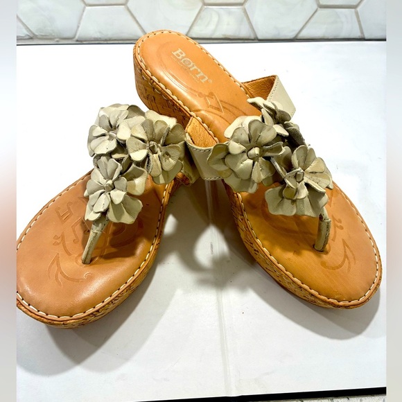 Born Woman’s Kimona Platform Sandals Ivory Flowers Size 8 Hand Crafted Leather - Picture 1 of 9